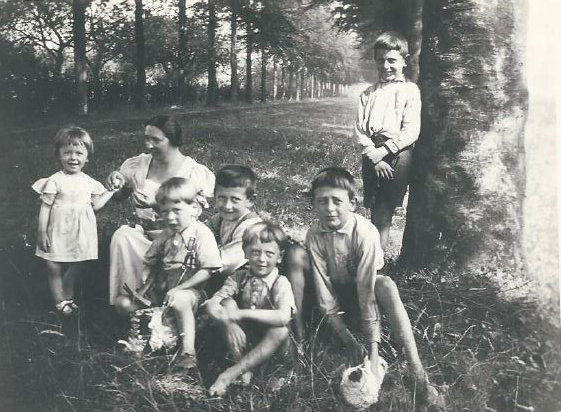 Eulalie Pollenus in de dreef in het gezelschap van de kinderen Pollaris. Maar wie is dat lief, geheimzinnig èn verdwenen meisje? Kom het ontdekken op zes en zeven september.